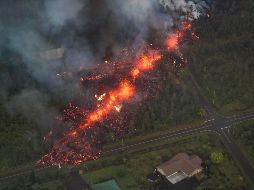 Vista aérea de una fisura en el suelo tras el sismo que activó el volcán de Kilauea en Hawái. EFE / B. Omori