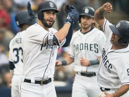 Eric Hosmer (izq.) fue uno de los hombres más valiosos para los Padres ayer en Monterrey, al conectar un cuadrangular productor de dos carreras. EFE/M. Sierra