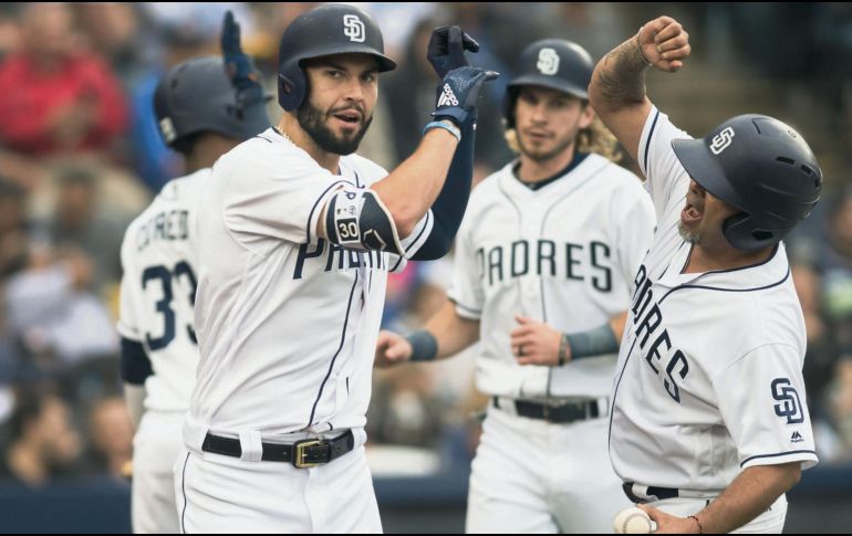 Eric Hosmer (izq.) fue uno de los hombres más valiosos para los Padres ayer en Monterrey, al conectar un cuadrangular productor de dos carreras. EFE/M. Sierra