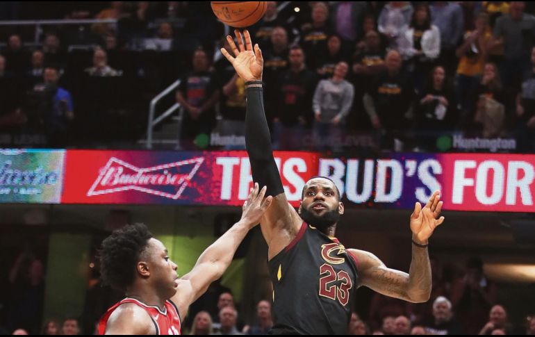 El del gane. Antes de que el reloj de juego llegara a ceros, James efectuó el disparo para la victoria de los Cavs. AFP/G. Shamus