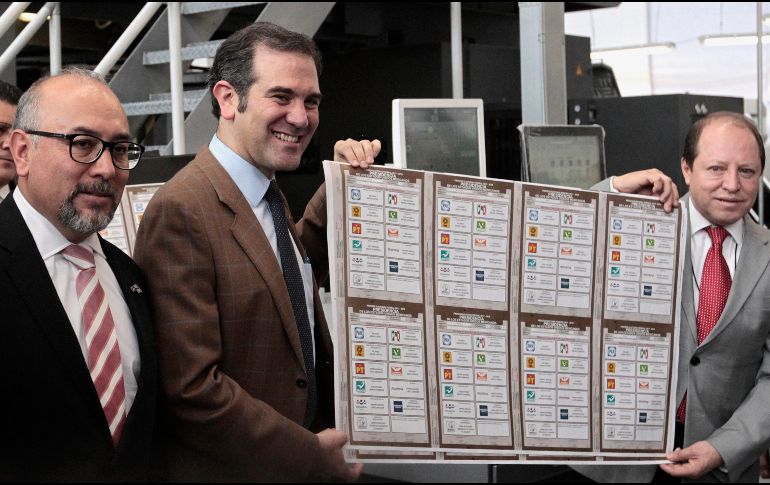 El consejero presidente del INE, Lorenzo Córdova (c), dijo que los documentos contienen fibras visibles e invisibles, así como un riguroso control del gramaje y la densidad por centímetro cuadrado. EFE / M. Guzmán