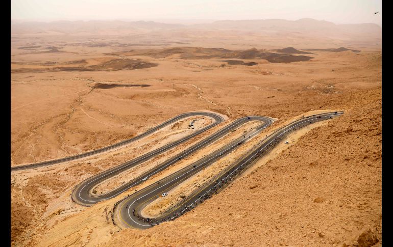 El pelotón compite en la tercera etapa del Giro d'Italia, en su trayecto por Israel. AFP/M. Kahana