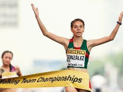 Muestra su nivel. Alegna González levanta los brazos en señal de victoria tras cruzar la línea de meta en primer lugar. ESPECIAL