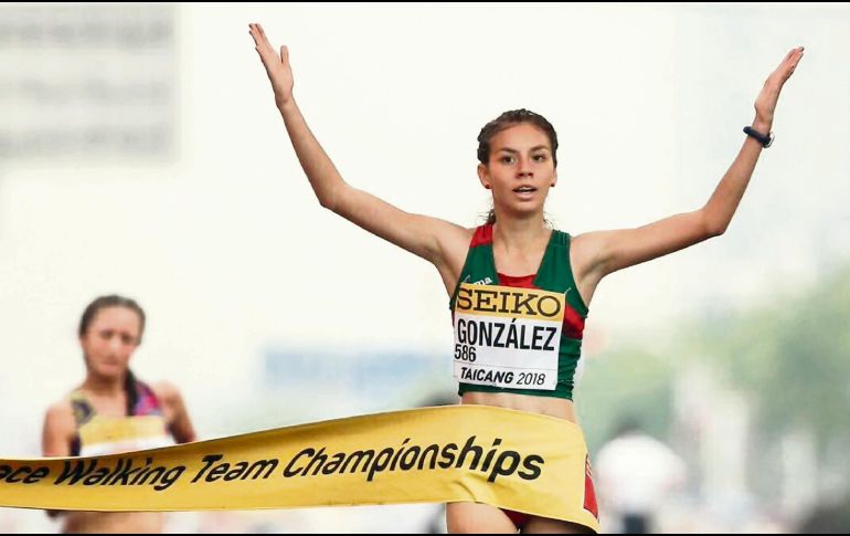 Muestra su nivel. Alegna González levanta los brazos en señal de victoria tras cruzar la línea de meta en primer lugar. ESPECIAL