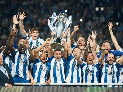 El mexicano Héctor Herrera, capitán del Porto, levanta el trofeo que acredita a su equipo como campeón de la Liga de Portugal. AFP/M. Riopa