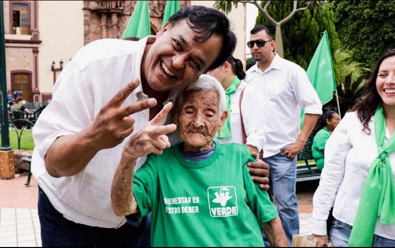 Salvador Cosío fue recibido en Acatic por unas 500 personas. NOTIMEX