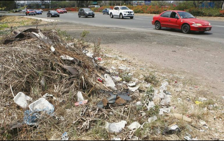 Cientos de ciudadanos arrojan sus desechos desde el automóvil, lo que da una mala imagen a la principal vía de la metrópoli. EL INFORMADOR/A. Camacho