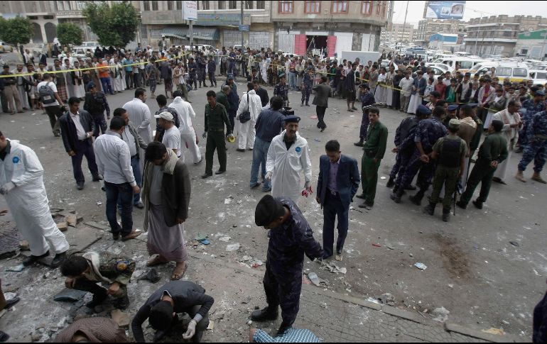 Numerosas ambulancias se dirigieron al complejo presidencial, situado en el barrio de Al Tahrir. AP