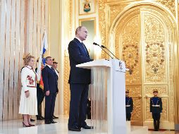 Con la mano derecha sobre la Carta Magna, Putin realizó el juramento protocolario. AFP/A. Druzhinin
