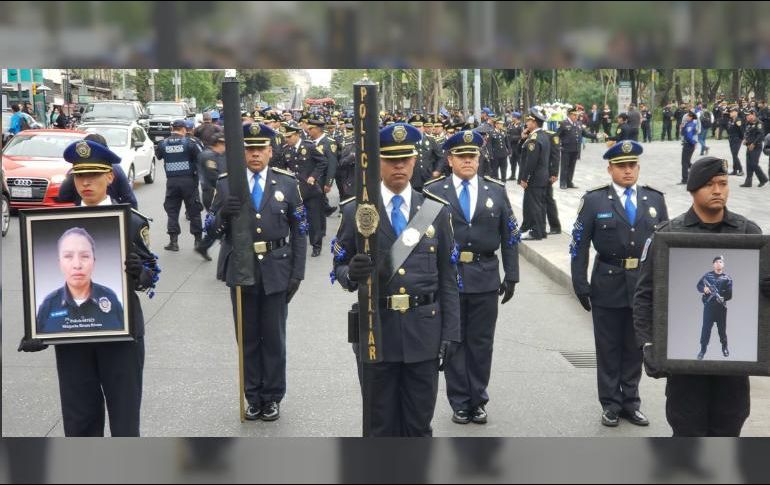 El jefe de Gobierno capitalino, José Ramón Amieva y el titular de la SSP, Hiram Almeida, encabezan el homenaje. TWITTER / @hiramalmeidae