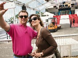 No más selfies. Un par de turistas se toman selfies durante el montaje de una alfombra roja en Cannes. Dicha acción estará prohibida para los artistas. AP