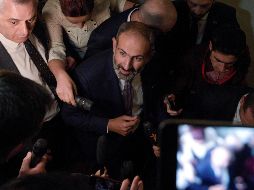 Nikol Pashinián habla con representantes de los medios de comunicación tras su victoria. AFP/K. Minasyan