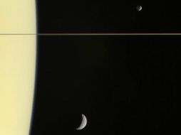 En la imagen se muestra a Saturno, sus anillos, además de tres de sus lunas: Mimas, Janus y Tethys. TWITTER / @CassiniSaturn