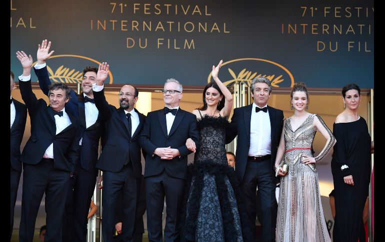 Eduard Fernández (i-d), Javier Bardem, Asghar Farhadi, Penélope Cruz, Ricardo Darín, Carla Campra y Elvira Minguez, de la película 