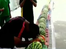 Bate récord al aplastar 51 sandías con la cabeza