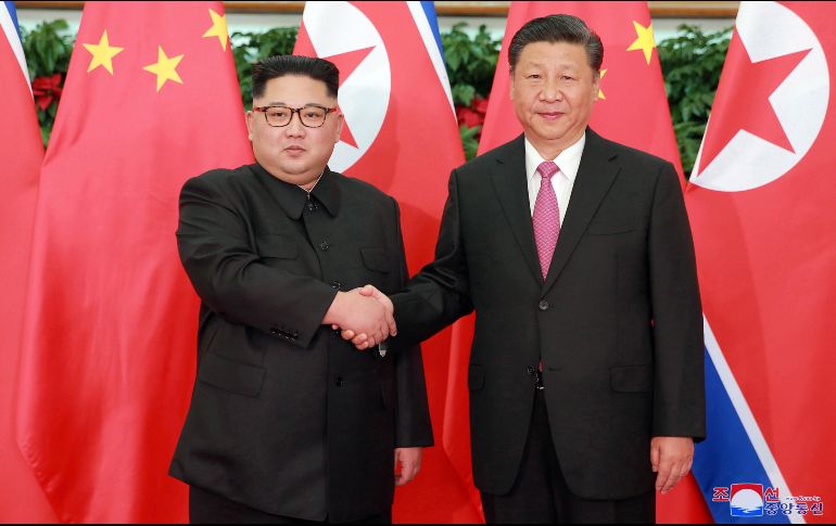 Fotografía publicada por la KCNA que muestra al líder norcoreano, Kim Jong-un (i), y al presidente chino, Xi Jinping (d), durante una reunión ocurrida este martes. EFE/KCNA