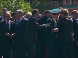 Luego de que finalizara el desfile militar del Día de la Victoria, la guarda presidencial trata de apartar al anciano porque se cruzaba en el paso del mandatario. YOUTUBE / RT en Español