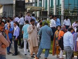 En la ciudad de Peshawar, Pakistán, cerca de la frontera con Afganistán, la gente salió corriendo a las calles tras el temblor por temer a posibles réplicas. AP / A. Naveed