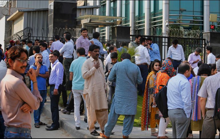 En la ciudad de Peshawar, Pakistán, cerca de la frontera con Afganistán, la gente salió corriendo a las calles tras el temblor por temer a posibles réplicas. AP / A. Naveed