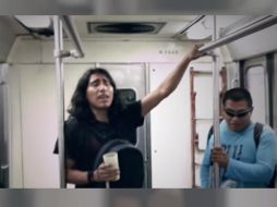 Pacheco, de 27 años, canta en el metro de la capital para poder solventar los gastos de su entrenamiento. YOUTUBE / erickelescarlata