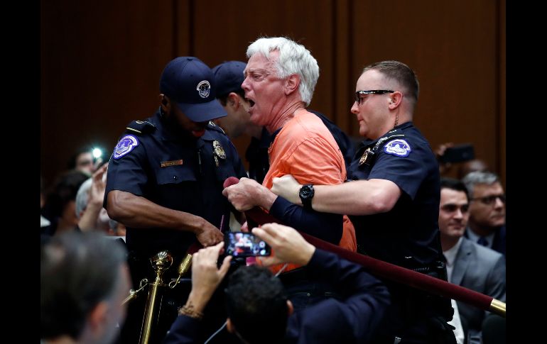 Policías detienen a un manifestante de la sala del Comité de Inteligencia del Senado en Washington, Estados Unidos, previo a la audiencia para confirmar a Gina Haspel, nominada a dirigir la CIA. AP/A. Brandon