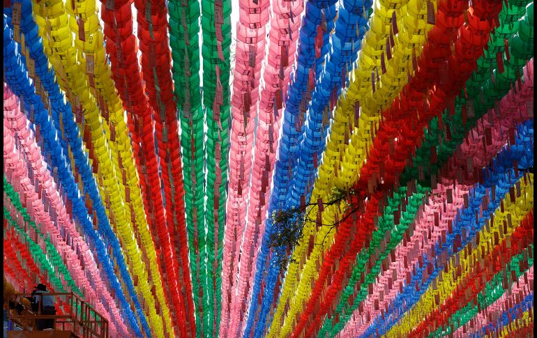 Lámparas forman parte de los preparativos para celebrar el natalicio de Buda en el templo Jogye, en Seúl, Corea del Sur. AP/J. Lee
