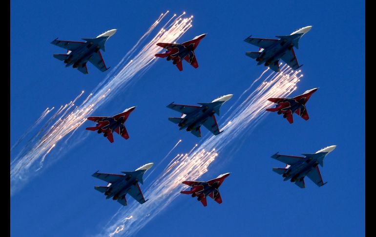 Aviones de caza rusos MiG- 29 se despliegan en una presentación acrobática sobre la plaza Roja de Moscú, durante el desfile militar del Día de la Victoria, por el 73 aniversario del triunfo sobre la Alemania nazi en la Segunda Guerra Mundial. AFP/K. Kudryavtsev