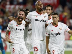 Layún (I) anotó de izquierda, a pase de N'Zonzi (C) al minuto 45. EFE/J. M. Vidal