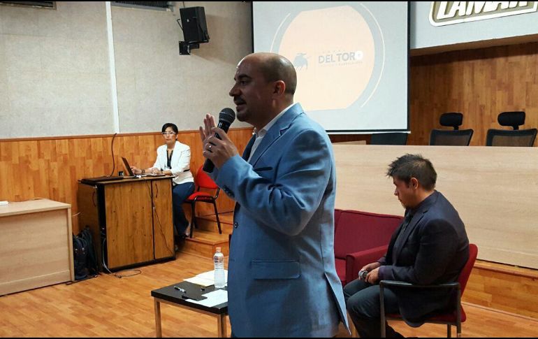 Del Toro visitó el campus Chaputepec de la Universidad LAMAR para conversar con los estudiantes. TWITTER / @DelToroIsmael