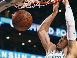 Líder. Jayson Tatum clava el balón para sumar dos de los 25 puntos que consiguió ayer, encabezando la ofensiva de Boston. AFP