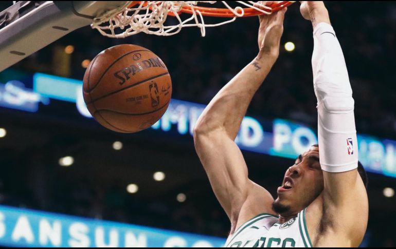 Líder. Jayson Tatum clava el balón para sumar dos de los 25 puntos que consiguió ayer, encabezando la ofensiva de Boston. AFP