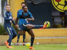 Mateus Uribe y Renato Ibarra durante la práctica del América, que hoy visita al sorpresivo Santos. MEXSPORT