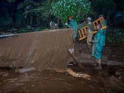 El agua inundó los campos de cultivos cercanos, pero también un centro comercial, varias escuelas y otros edificios de la localidad. AFP