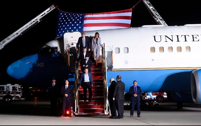 Los liberados descienden del avión, en donde autoridades los esperan. AFP/S. Loeb