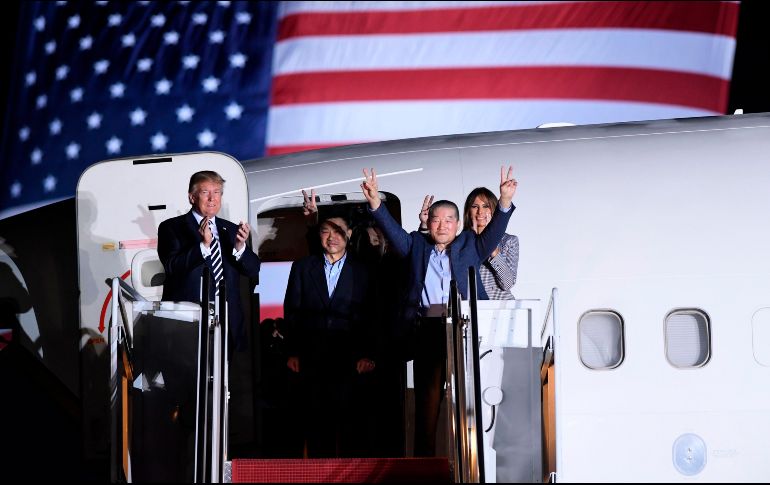 Los tres liberados dieron muestras de su alegría sonriendo y alzando los brazos. AFP/S. Loeb