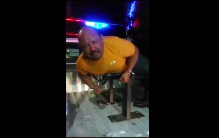La detención fue realizada por policías estatales a quienes el jefe policial insulto en reiteradas ocasiones. YOUTUBE / El Financiero Bloomberg