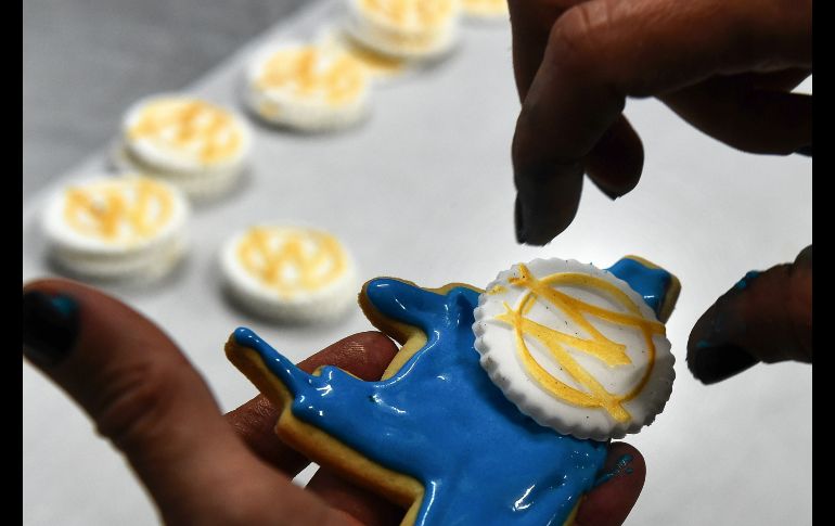 Un chef hace pastelillos con el logotipo del Olympique de Marsella, en la ciudad francesa de Marsella, previo a la final de la Liga Europa de la UEFA ante el Atlético de Madrid. AFP/B. Horvat