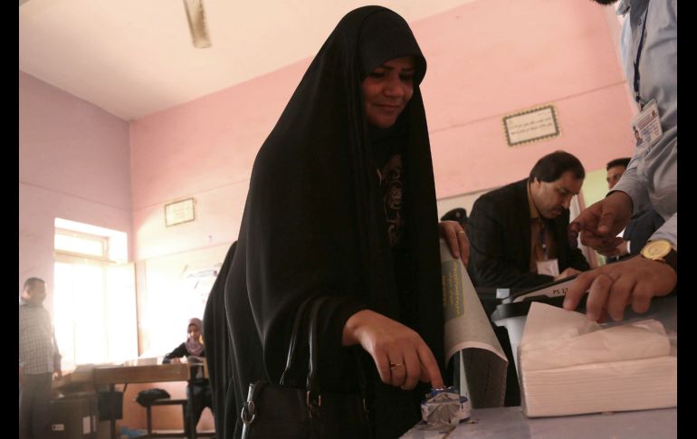Una integrante de las fuerzas de seguridad iraquí vota en una casilla en Karbala, previo a las elecciones parlamentarias del 12 de mayo. AFP/M. Sawaf