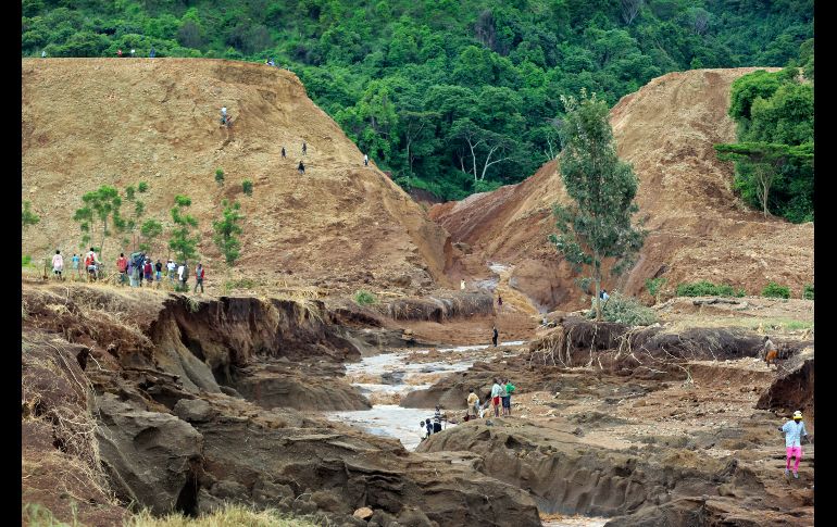 Personas observan en las orillas de la presa Patel en Solai, Kenia, tras un desbordamiento que provocó al menos 41 muertes. AP