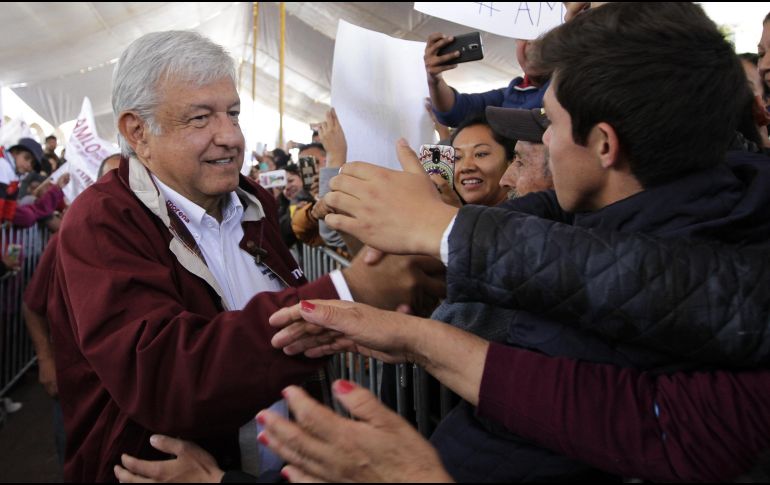 La denuncia fue hecha por el PAN tras cuestionar la propaganda colocada en la red social a favor del político tabasqueño. NTX / A. Monroy