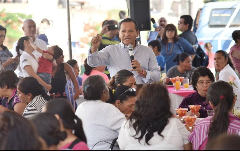 Almaguer también propuso la compra de 10 mil becas para que los jóvenes que no alcancen ligar en escuelas públicas. Cortesía / PRI