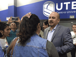 Del Toro participó en un encuentro con jóvenes estudiantes de la UTEG. TWITTER / @DelToroIsmael