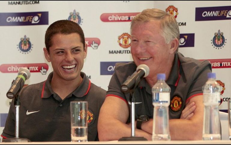 Ferguson (D) llevó a Hernández (I) de Chivas al Manchester United en el 2010. EL INFORMADOR/ARCHIVO