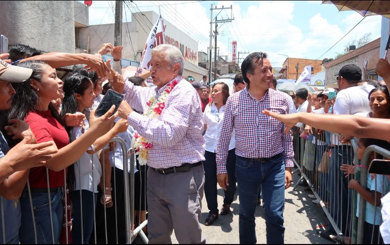 Mientras AMLO avanzaba entre los simpatizantes, a sus espaldas continuaban los golpes a mano limpia. EFE / Morena