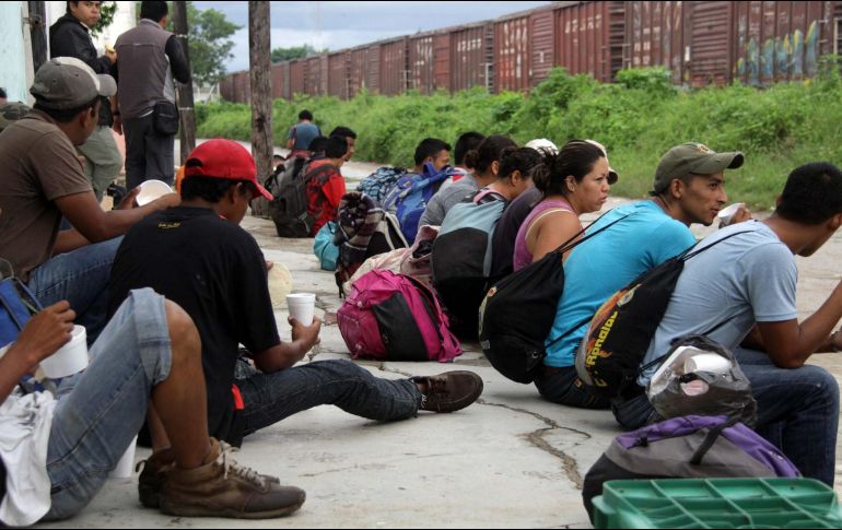 Las personas provenientes de Centroamérica, pidieron ayuda con dritos y golpes al interior de la caja del vehículo. NTX/ ARCHIVO