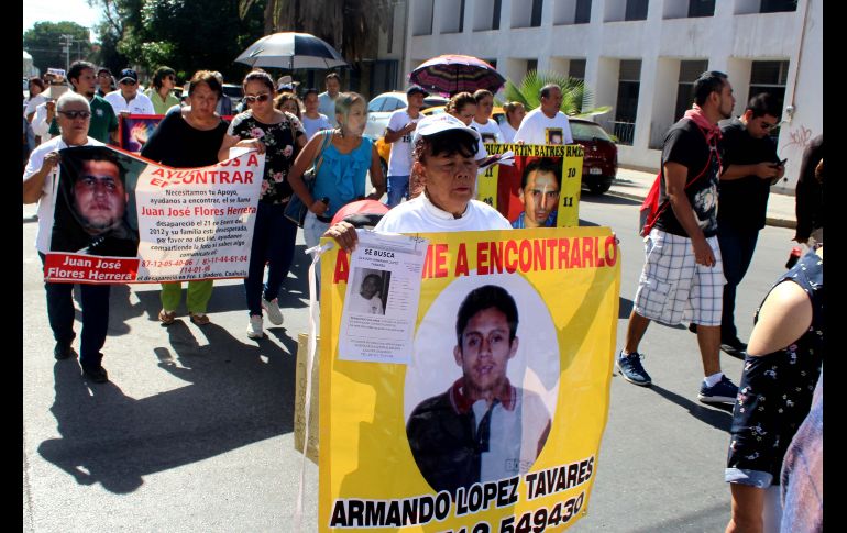 Al recordar el Día de la Madres, las mujeres portaron las fotografías de sus familiares desaparecidos. SUN /