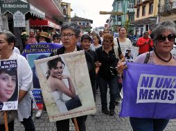 Al recordar el Día de la Madres, las mujeres portaron las fotografías de sus familiares desaparecidos. SUN /