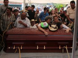 El cuerpo del candidato siempre estuvo acompañado por sus hermanos. EFE / J. de la Cruz