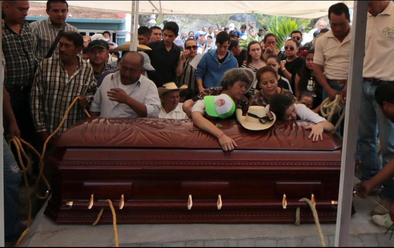 El cuerpo del candidato siempre estuvo acompañado por sus hermanos. EFE / J. de la Cruz