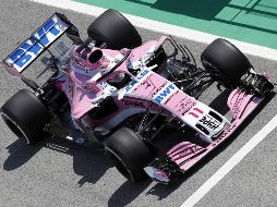 El piloto mexicano de F1 firma su mejor vuelta con un tiempo de 1:20.924 minutos, después de completar 36 giros en la primera sesión. EFE / A. Dalmau